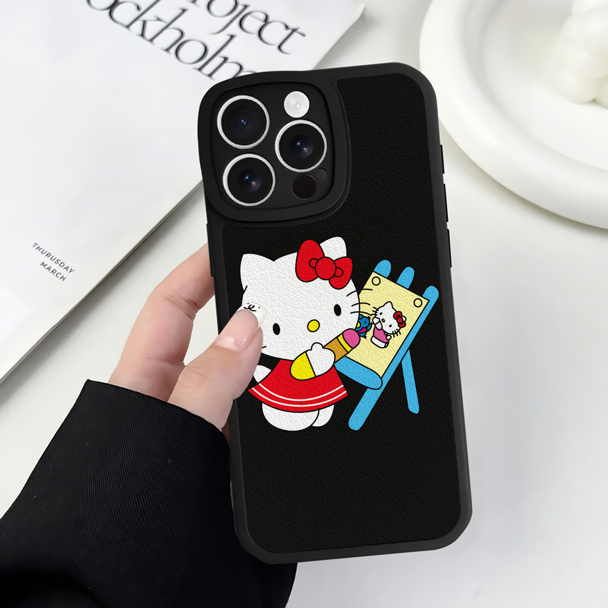 （画像用） Hello Kitty ハローキティ 【iPhone 16シリーズ対応】シリコンスマホケース（レザー調） 材質：シリコン